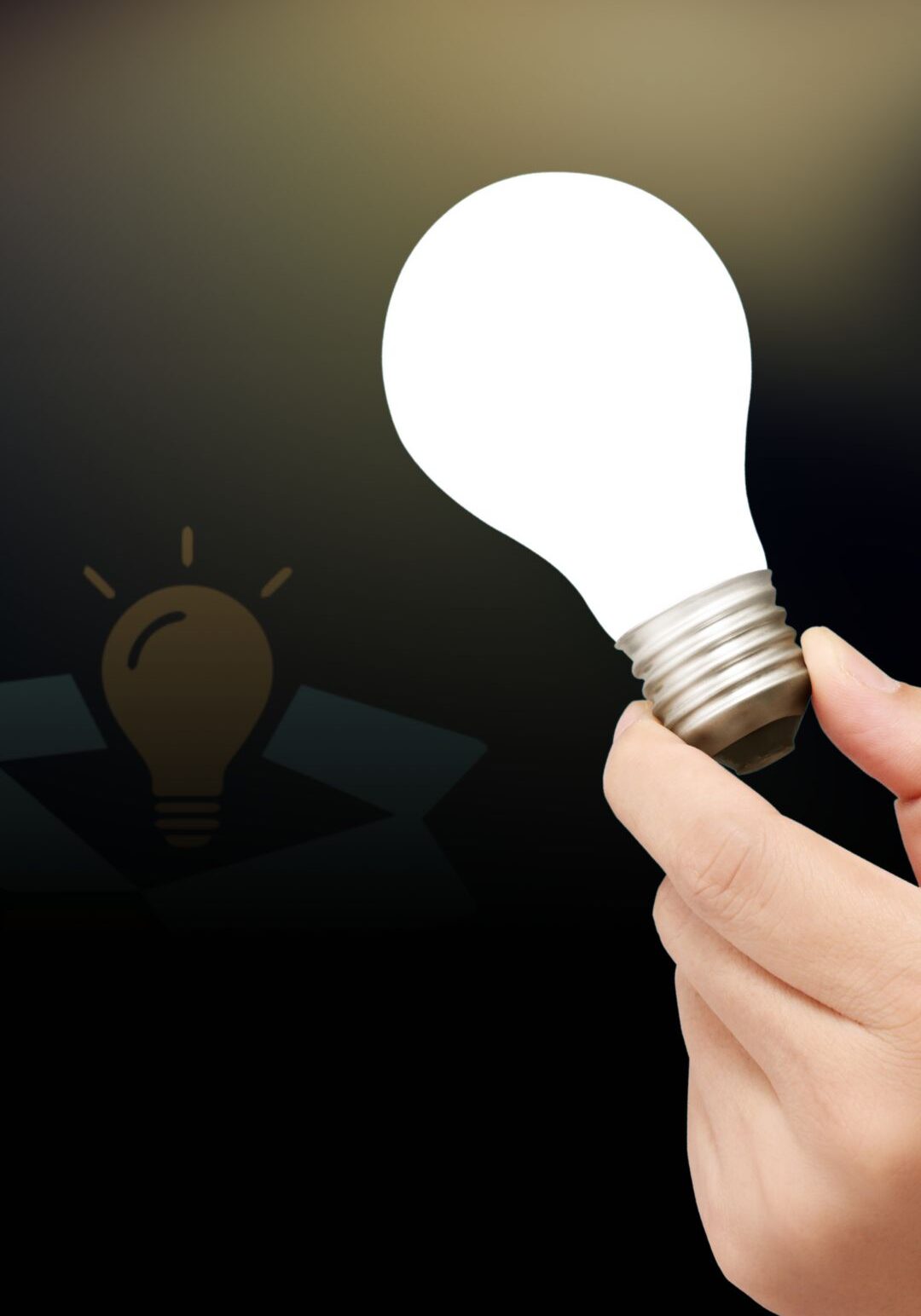 RSD Ideas que iluminan el cambio Mano sosteniendo una bombilla encendida sobre fondo oscuro con el logotipo de R Soluciones Digitales.